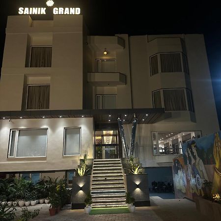 Hotel Sainik Grand Bénarès Extérieur photo