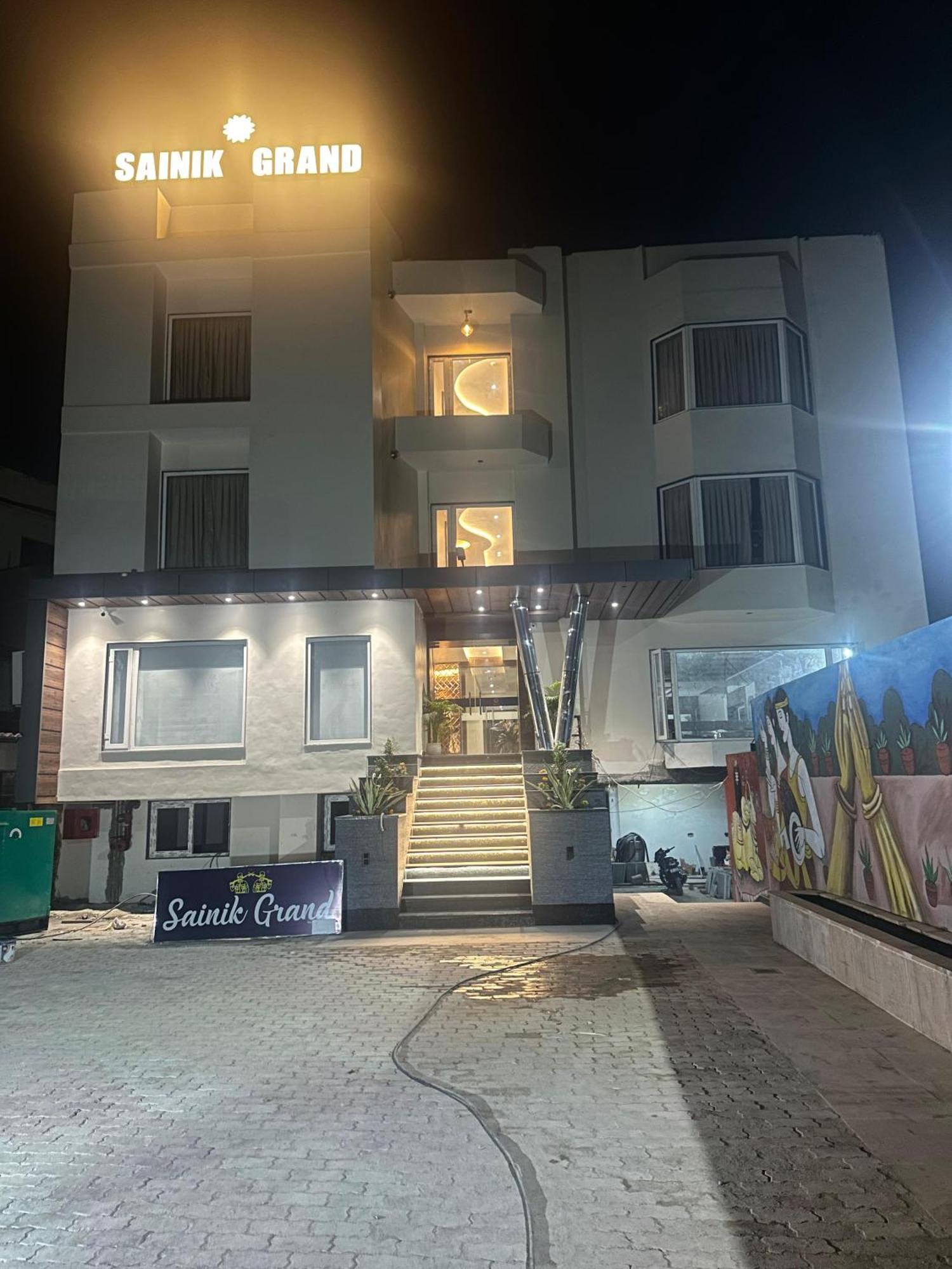 Hotel Sainik Grand Bénarès Extérieur photo