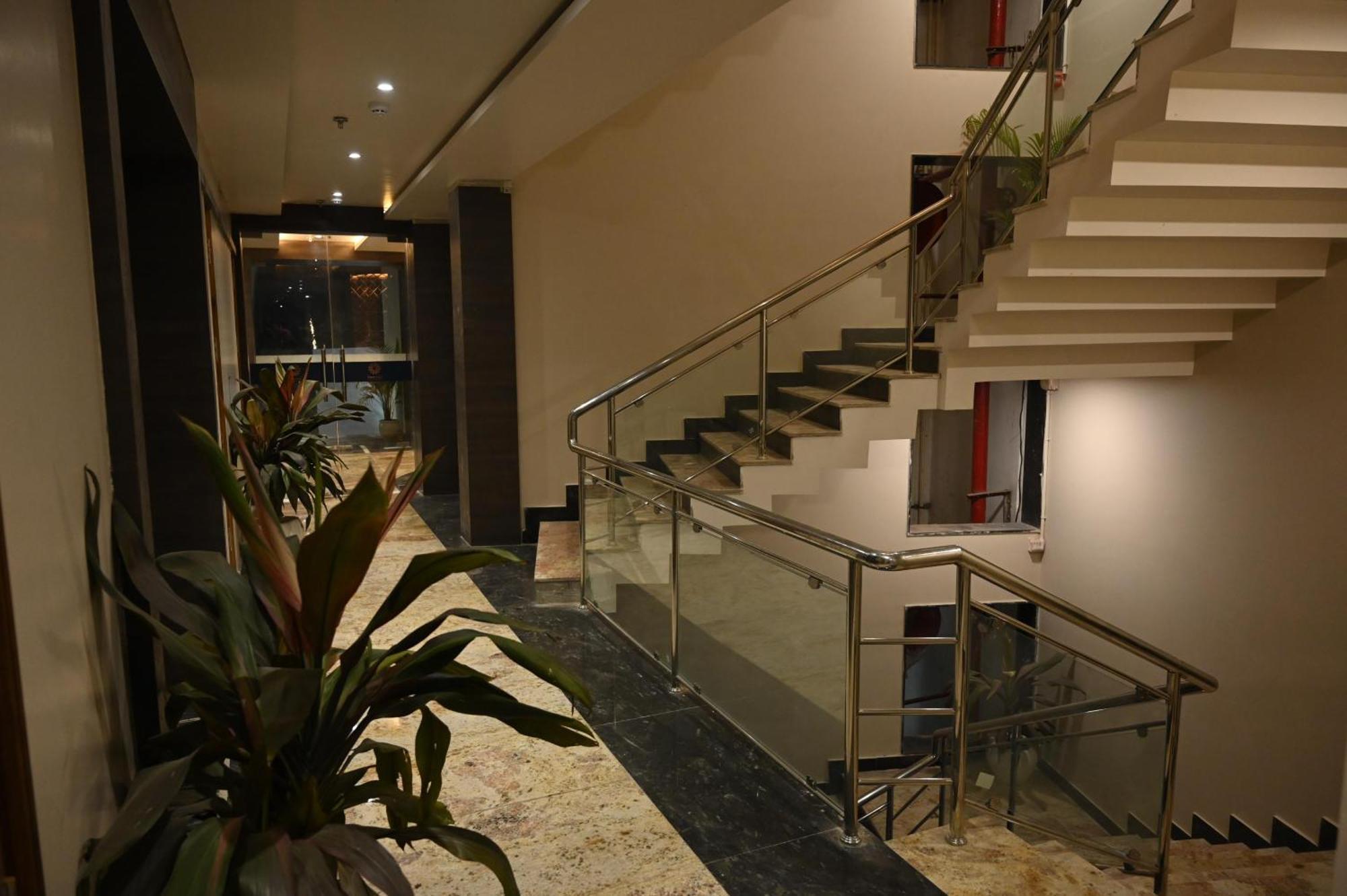 Hotel Sainik Grand Bénarès Extérieur photo