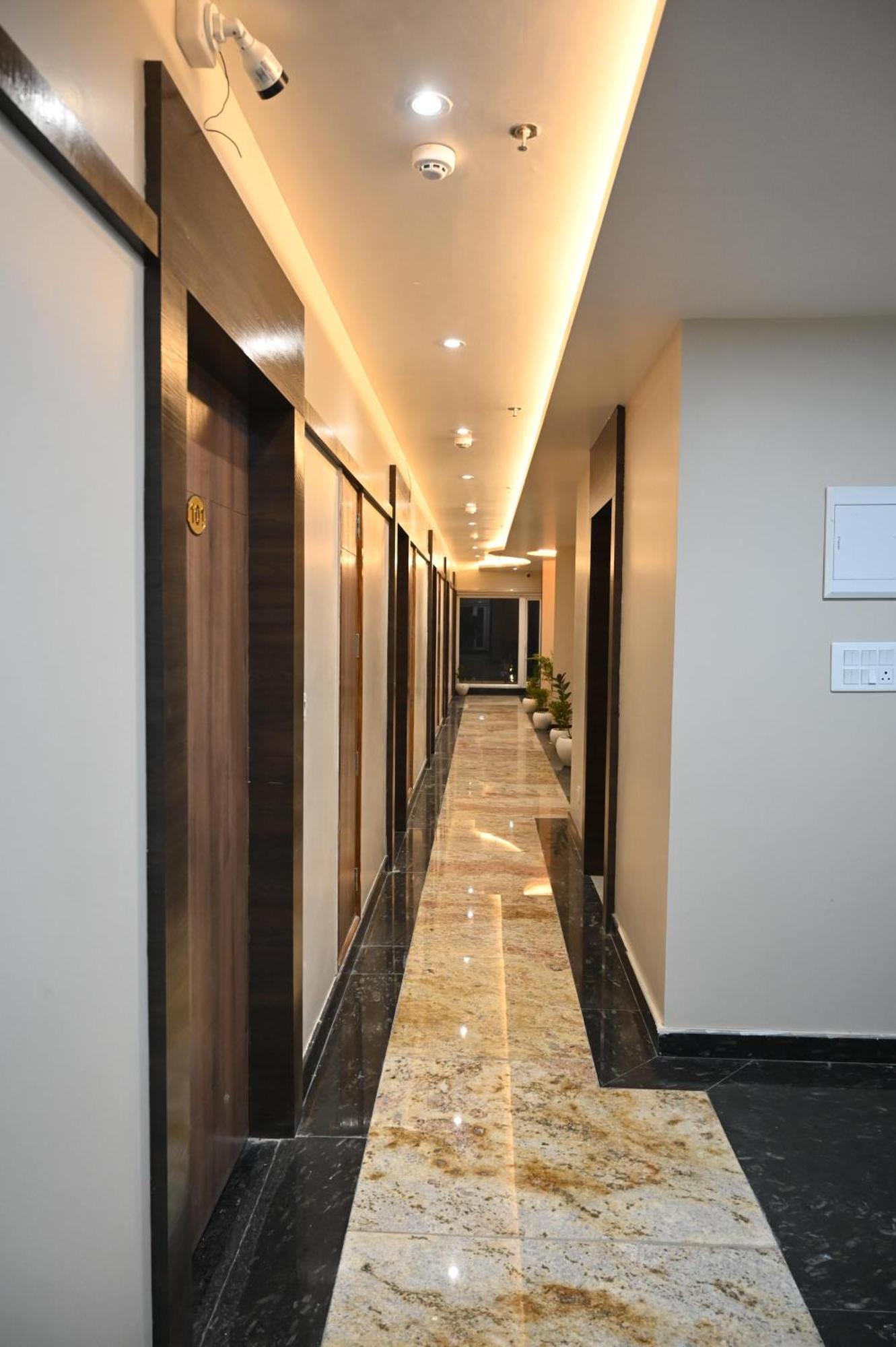 Hotel Sainik Grand Bénarès Extérieur photo