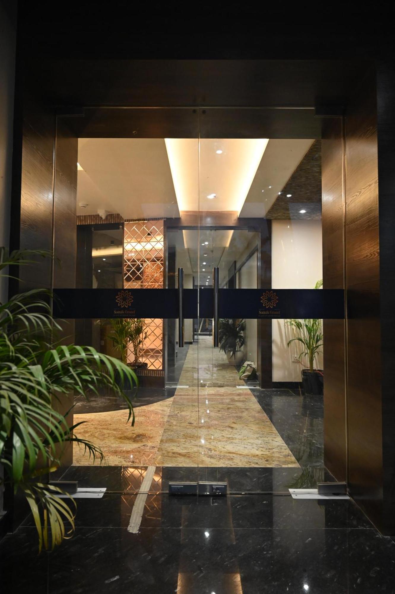 Hotel Sainik Grand Bénarès Extérieur photo