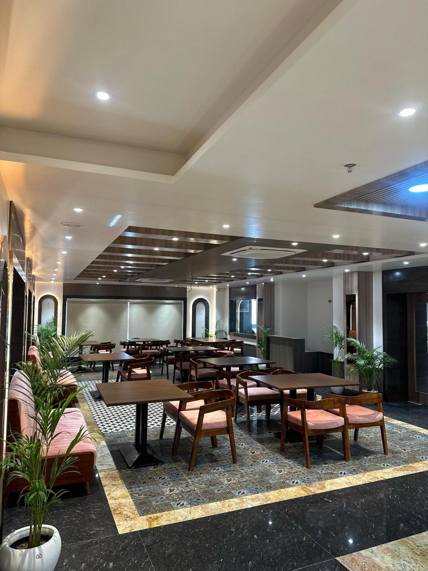 Hotel Sainik Grand Bénarès Extérieur photo