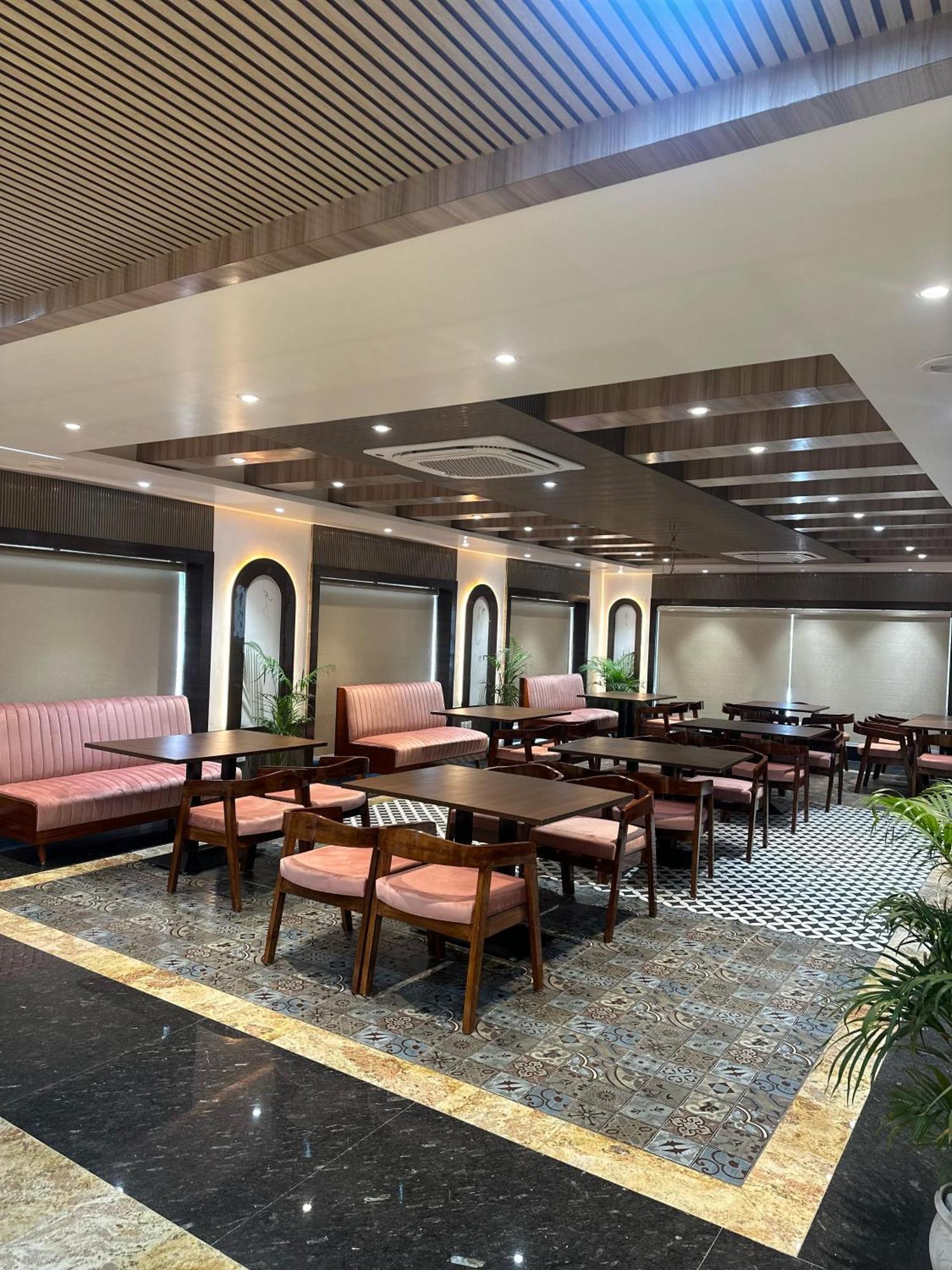Hotel Sainik Grand Bénarès Extérieur photo