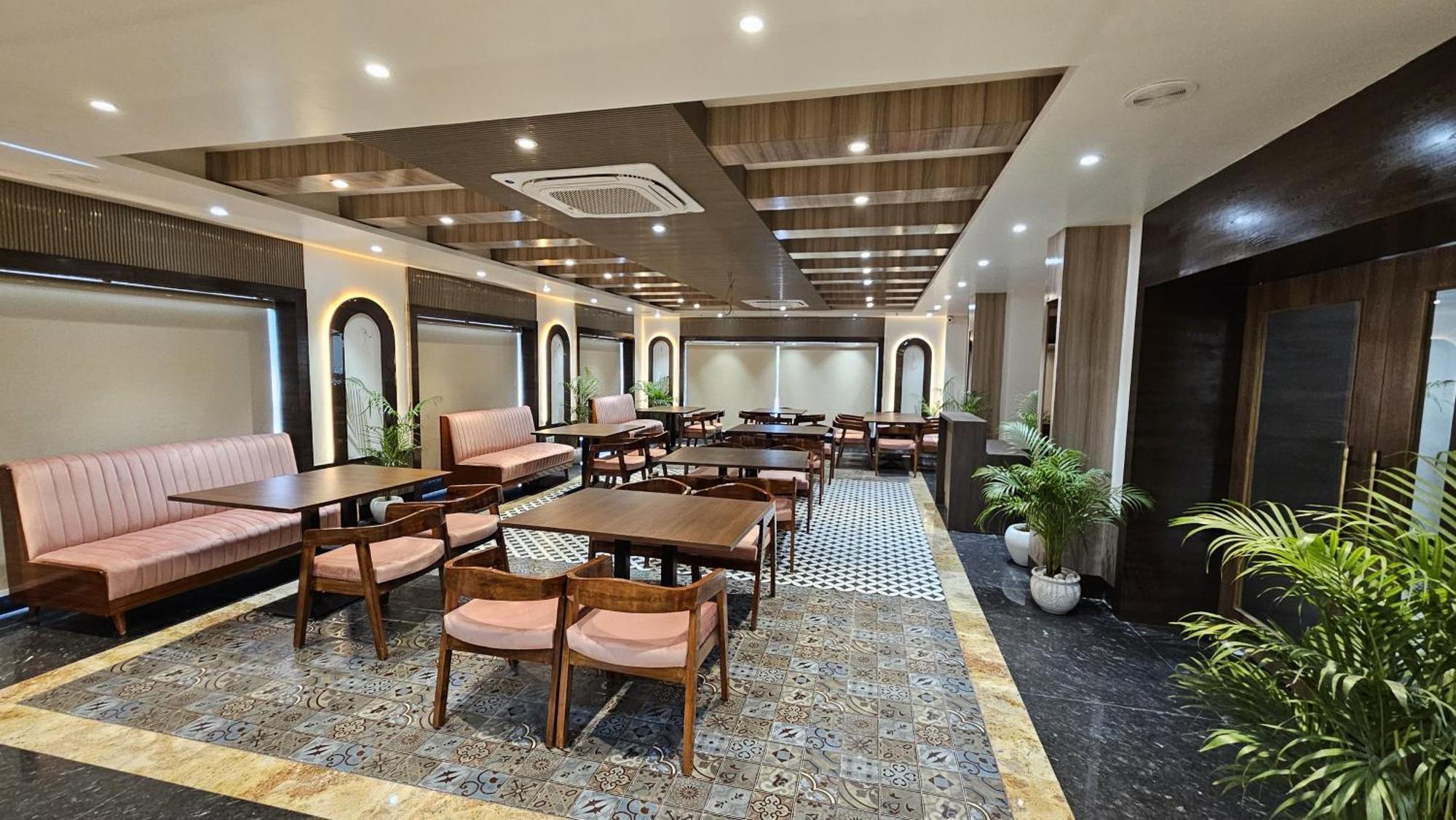Hotel Sainik Grand Bénarès Extérieur photo