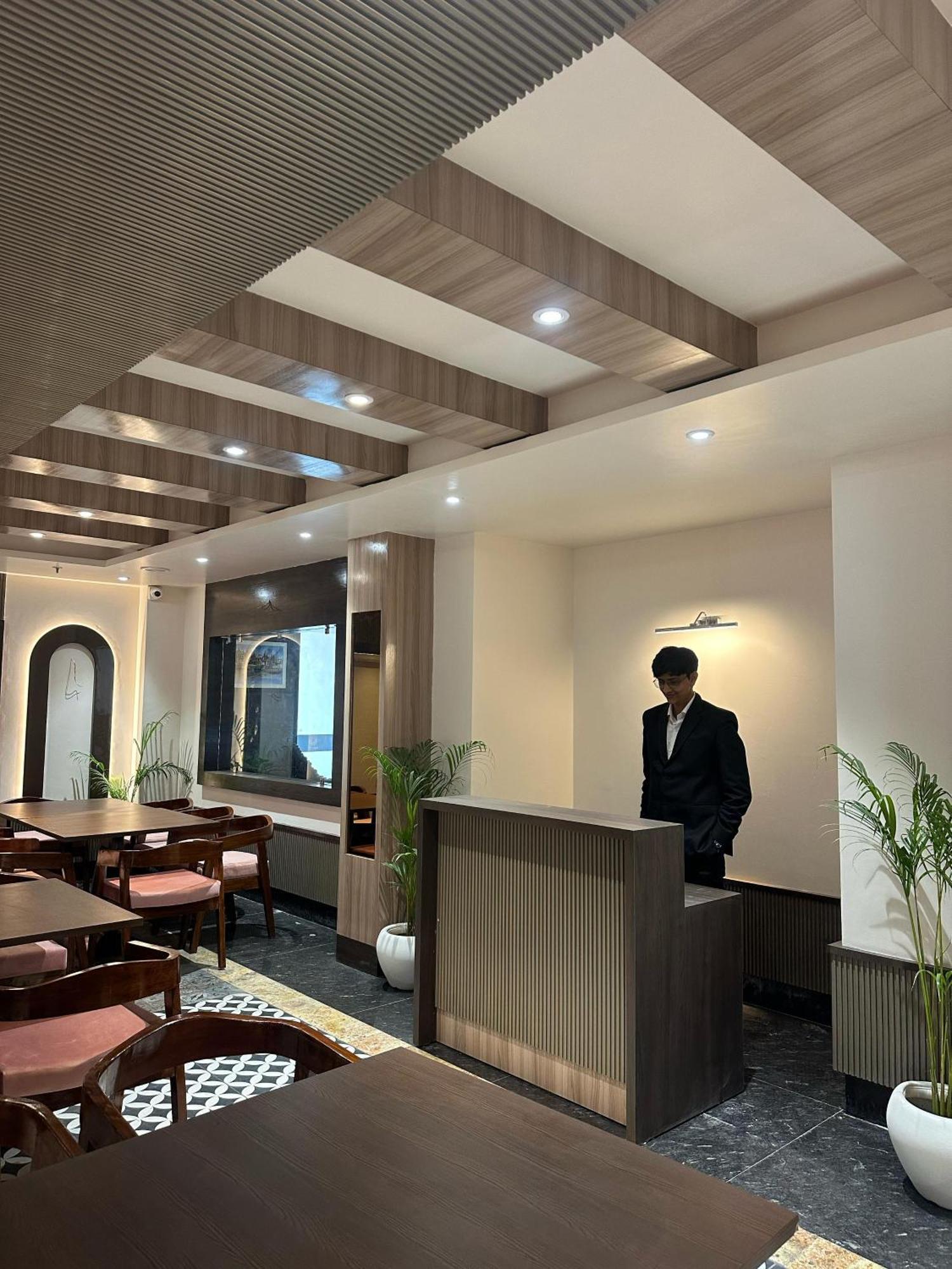 Hotel Sainik Grand Bénarès Extérieur photo