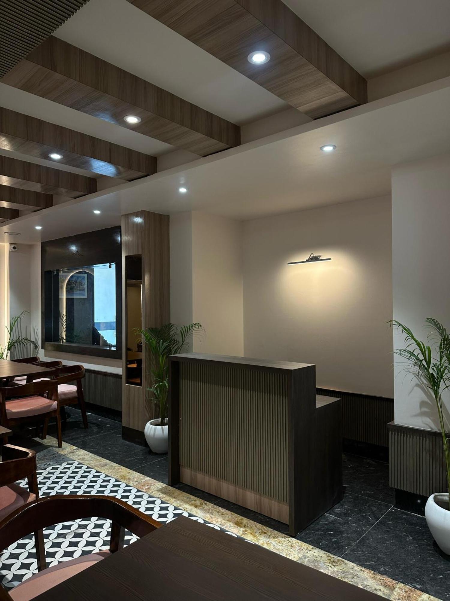 Hotel Sainik Grand Bénarès Extérieur photo