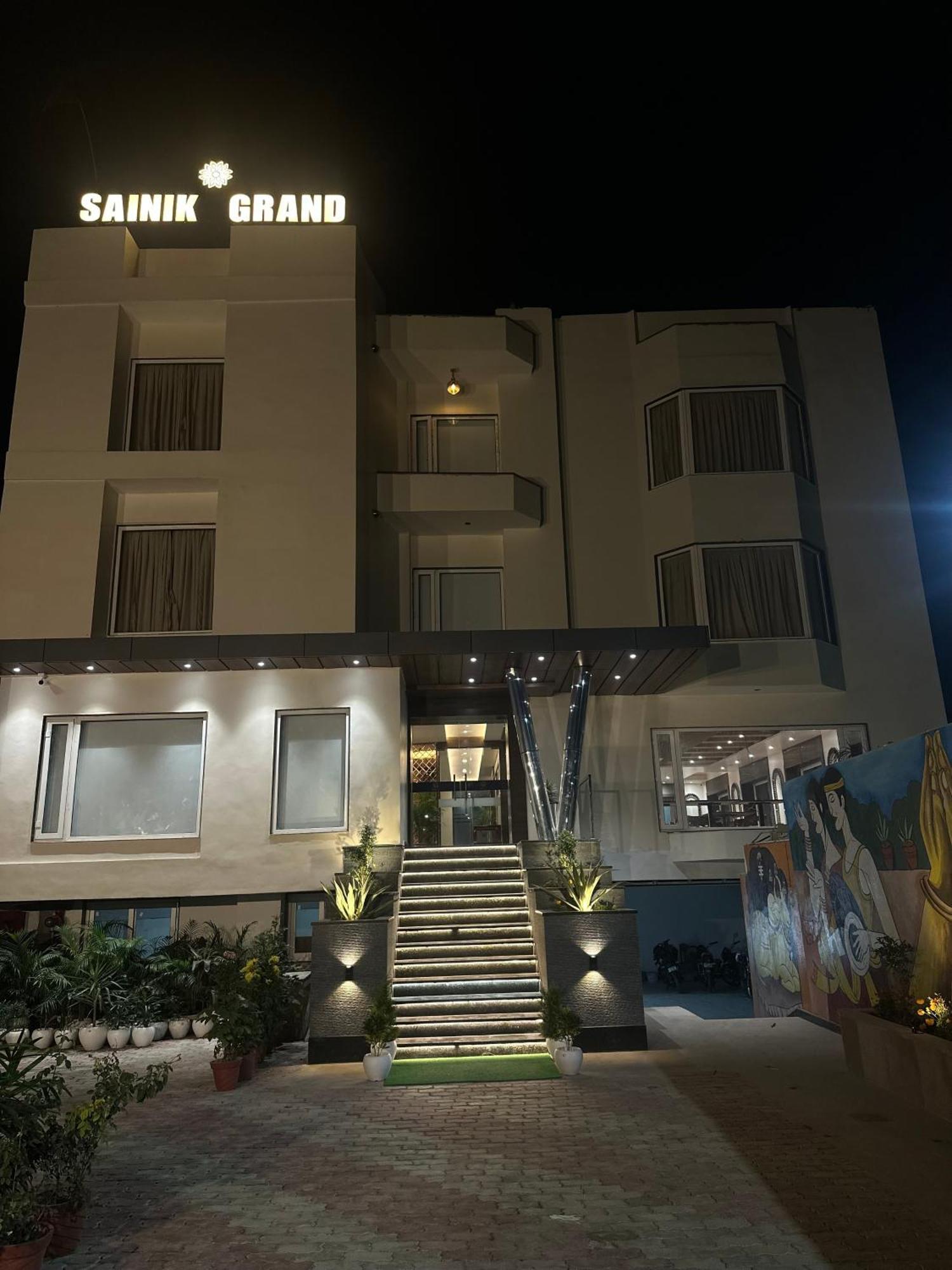 Hotel Sainik Grand Bénarès Extérieur photo